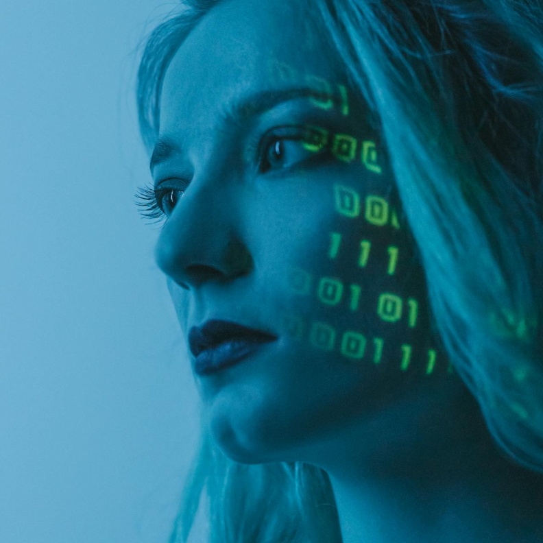 أنتِ بوصّلة التوازن بين هويتكِ التقليدية والرقمية.. كيف ذلك؟