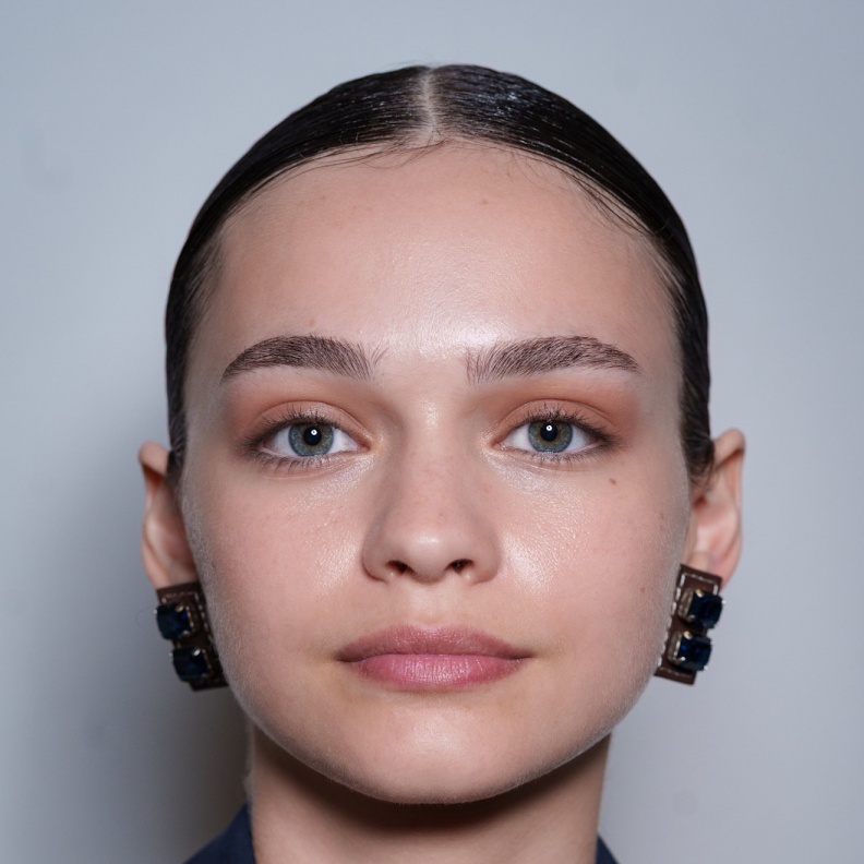 بودرة تفتيح العيون سر ثبات مكياجك في الخريف