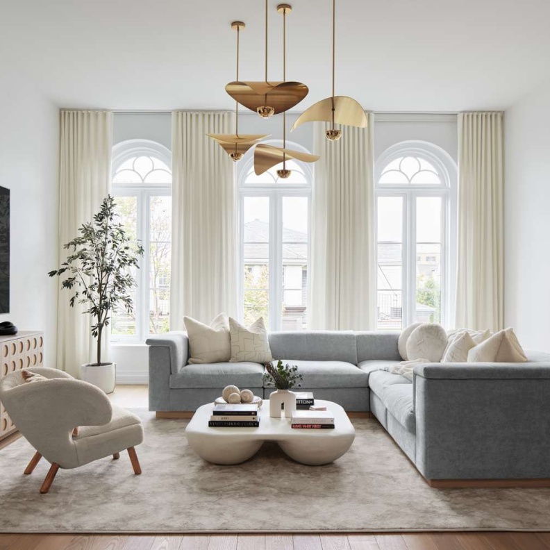 يتميز الأسلوب الحديث بالخطوط النظيفة، المساحات الوظيفية ذات المخطط المفتوح، لوحات الألوان المحايدة، والمواد الطبيعية