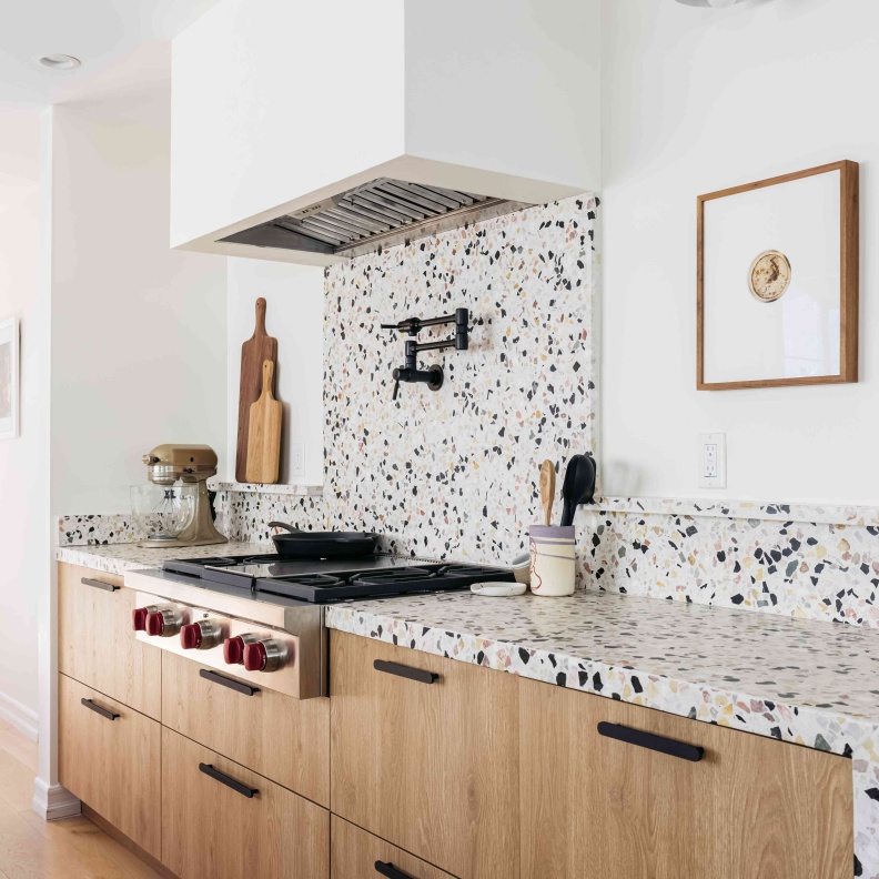 يضفي البلاط لأسطح العمل طابعًا شخصيًا ومميزًا على المطبخ