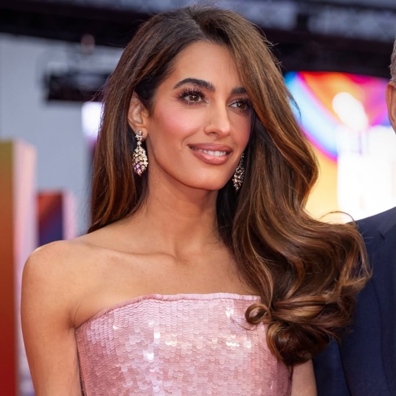 رسمات المكياج البرونزي الداكن بأسلوب Amal Clooney- الصورة من حساب Dimitris Giannetos على انستغرام
