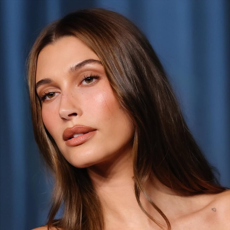 رسمات المكياج البني الشوكولا الفاتح بأسلوب  Hailey Bieber