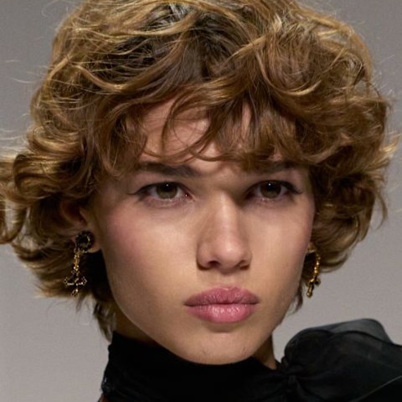 عارضة دار Dolce Gabbana من أسبوع الموضة الباريسي 2025