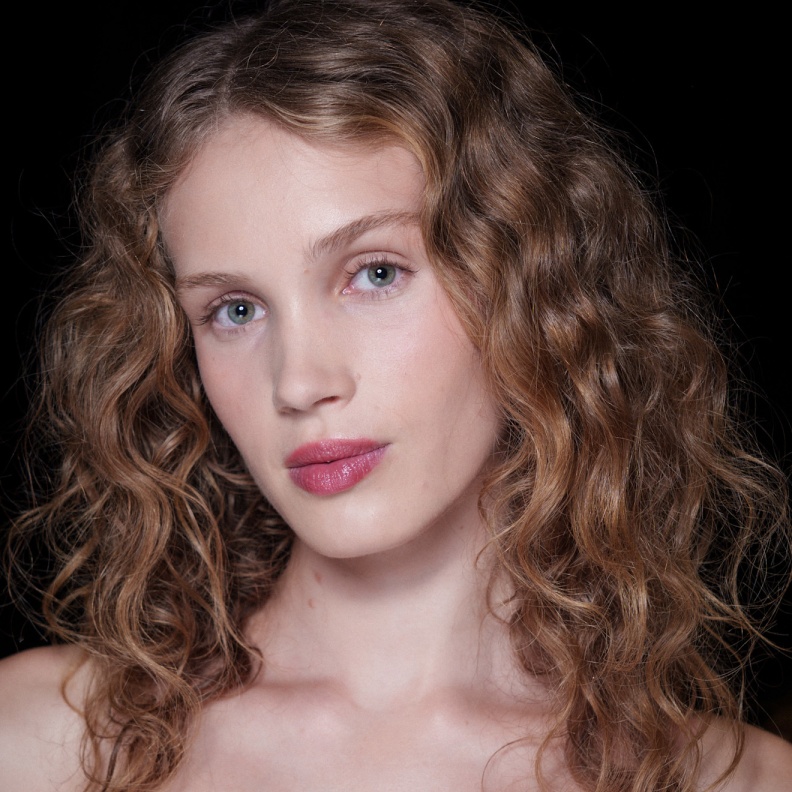 مستحضرات مكياج وردي للتعبير عن التضامن مع محاربات سرطان الثدي في شهر اكتوبر