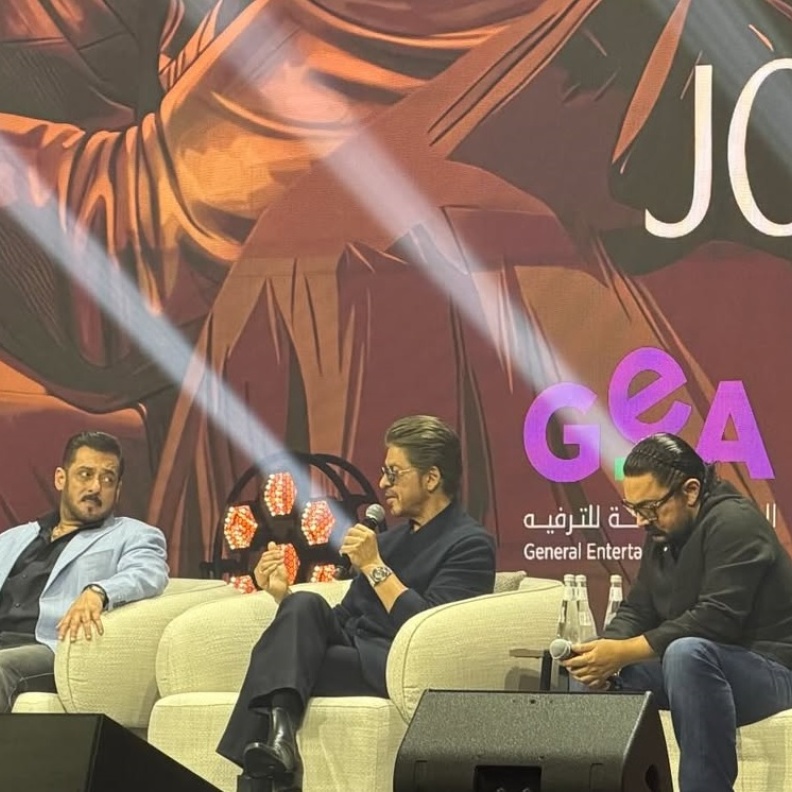 الثلاثي شاروخان وسلمان خان وعامر خان في منتدى Joy Forum 2025 بالرياض.. هل يجمعهم عمل فني جديد؟