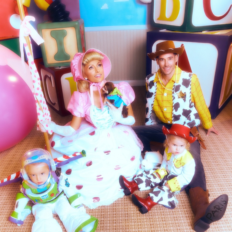 باريس هيلتون بجلسات تصوير عائلية مبتكرة