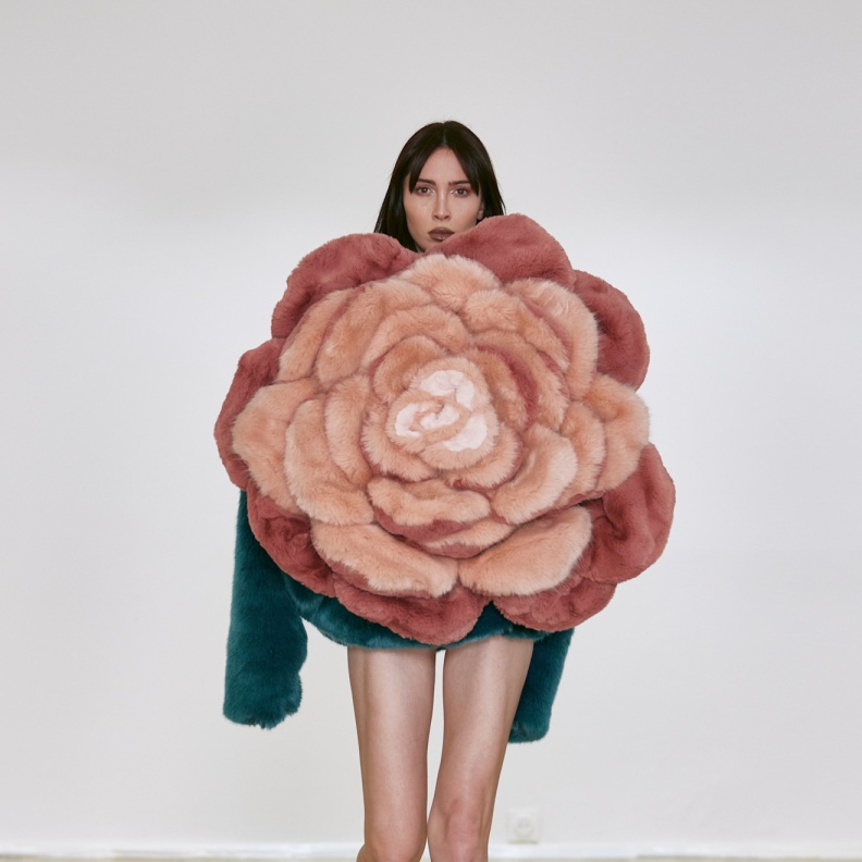 أفكار أزياء تنكرية للهالووين من مجموعات خريف 2025