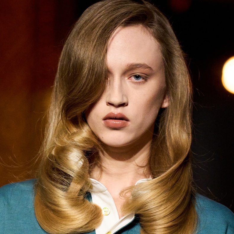 تسريحات تتناسب مع الشعر الطويل إطلالة راقية وجذابة