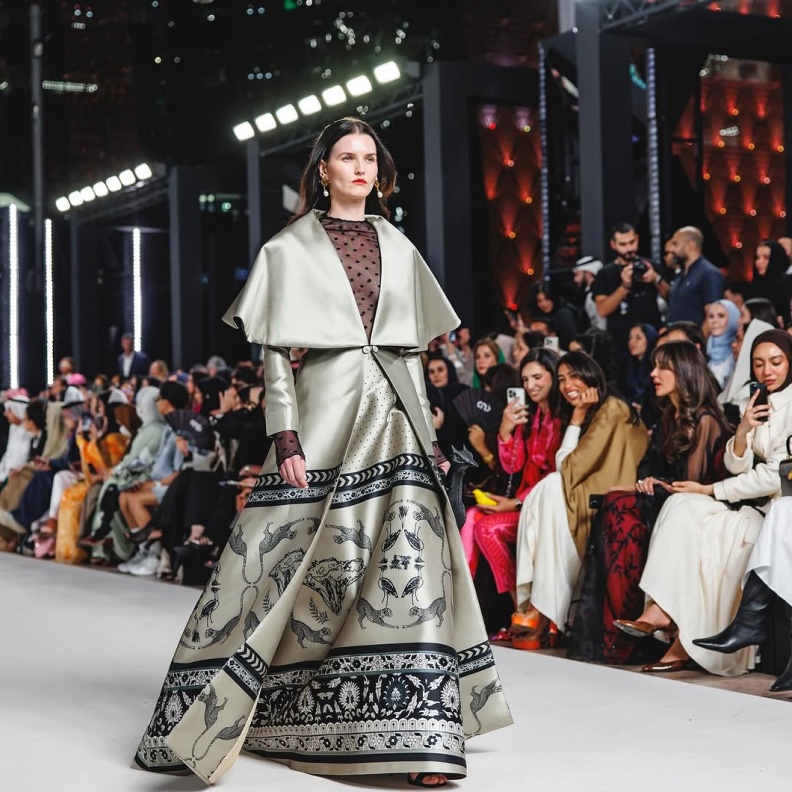 إطلالات مختارة من "هي" لتتألقي في أسبوع الموضة في الرياض 2025