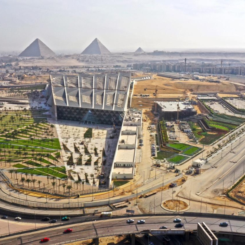 المتحف المصري الكبير يُعيد رسم خريطة السياحة متفوقًا على اللوفر والمتحف البريطاني