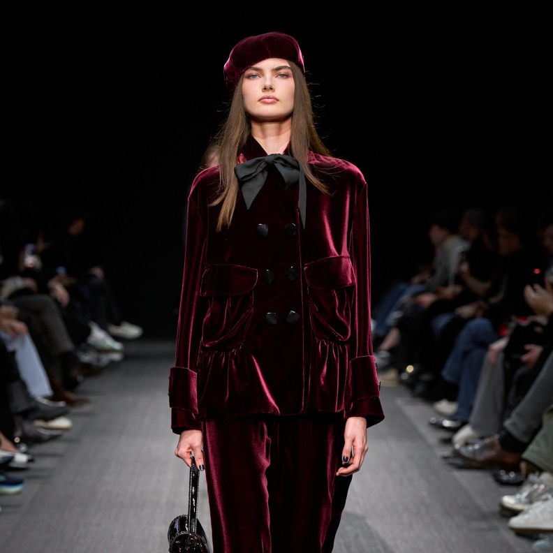 من مجموعة الأزياء الجاهزة امبوريو أرماني لخريف وشتاء 2025