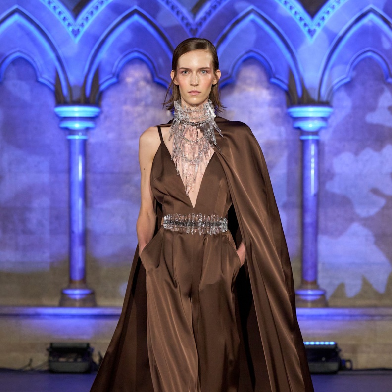 الجمبسوت البني يتصدّر من جديد اطلالات الخريف