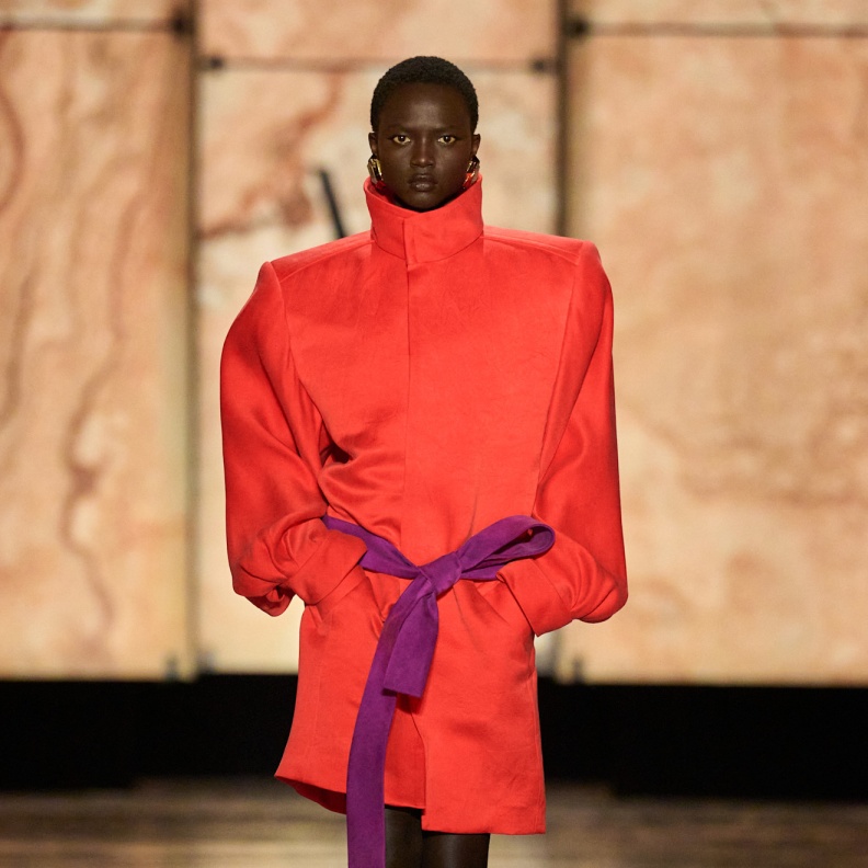 من مجموعة الأزياء الجاهزة سان لوران لخريف وشتاء 2025