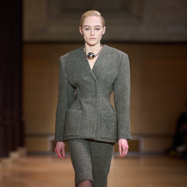 موضة البرمودا مع البلايزر ترسم إتجاهات جديدة في الأناقة