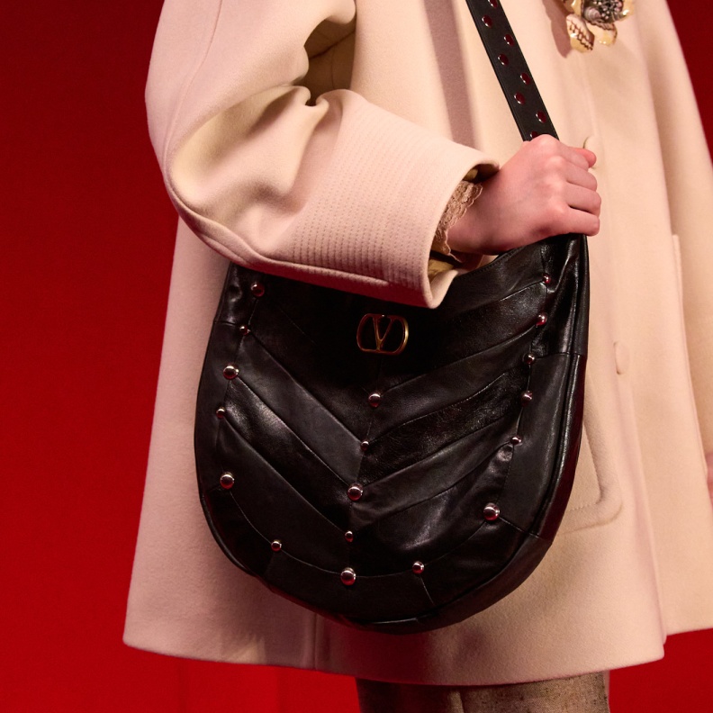أبرز حقائب خريف وشتاء 2025-2026 من Valentino