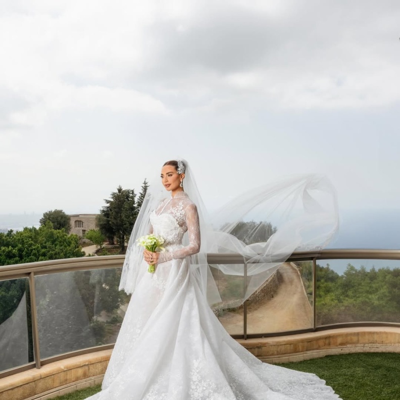 إطلالة داليدا خليل في حفل زفافها