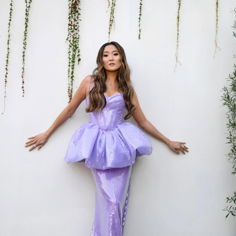 أشلي بارك بفستان مصمم بكورسيه بقصة القلب