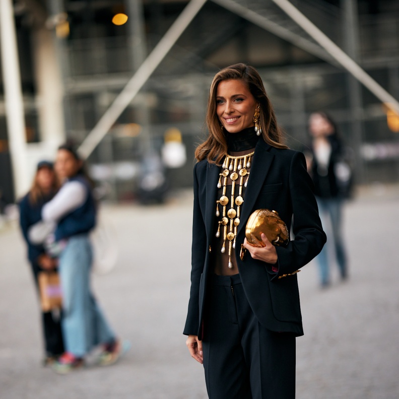 إطلالة أنيقة بتنسيق ملفت 