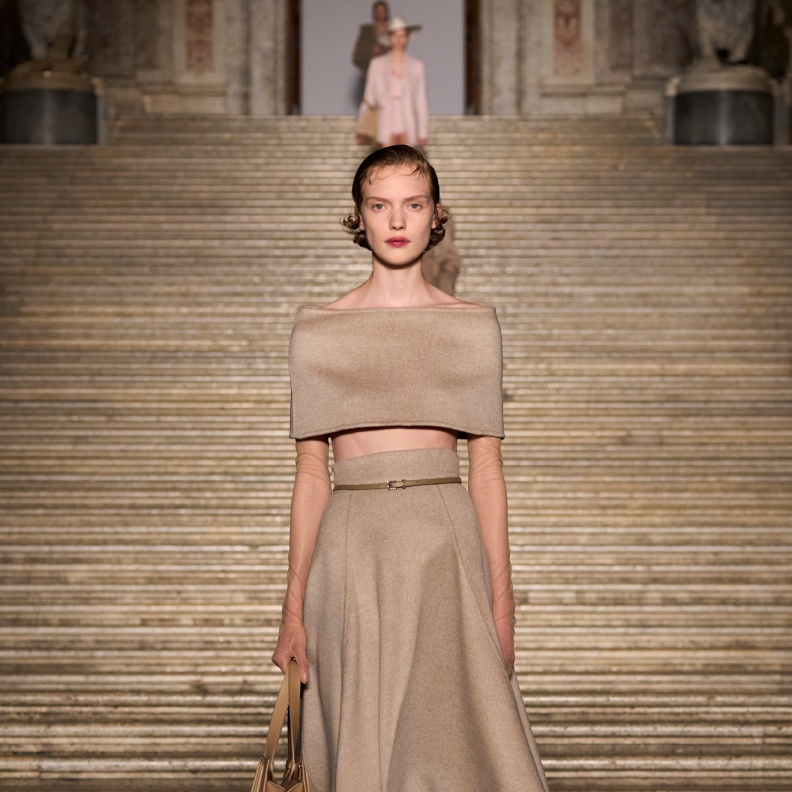 إطلالة أنيقة من Max Mara