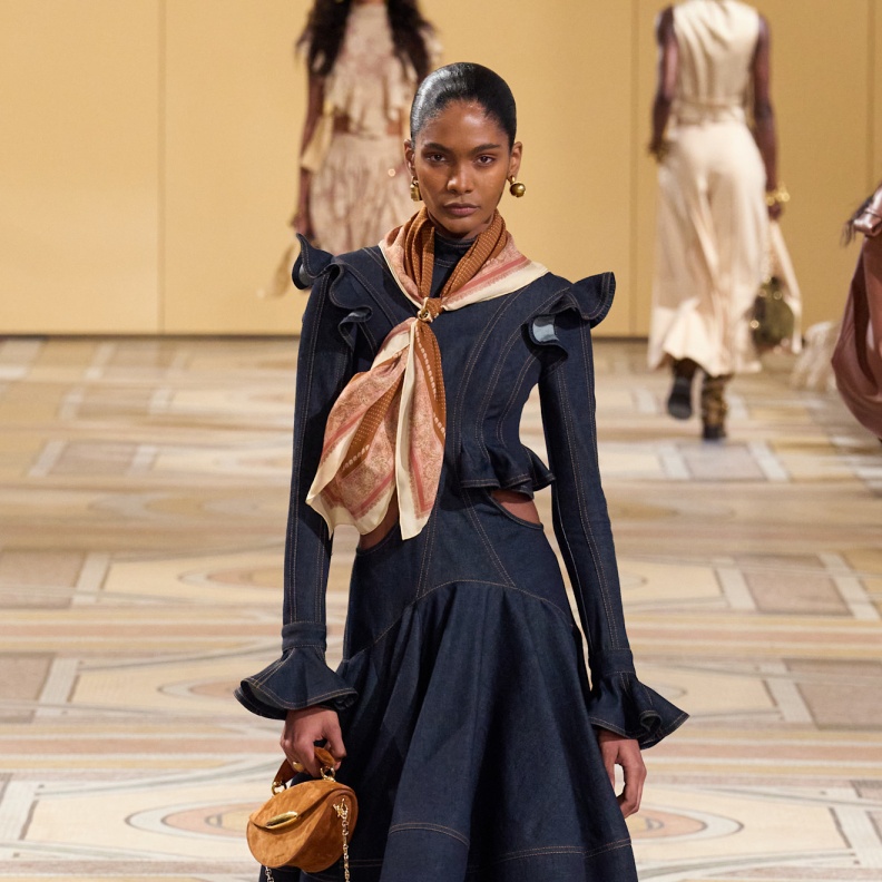 إطلالة أنيقة من Zimmermann