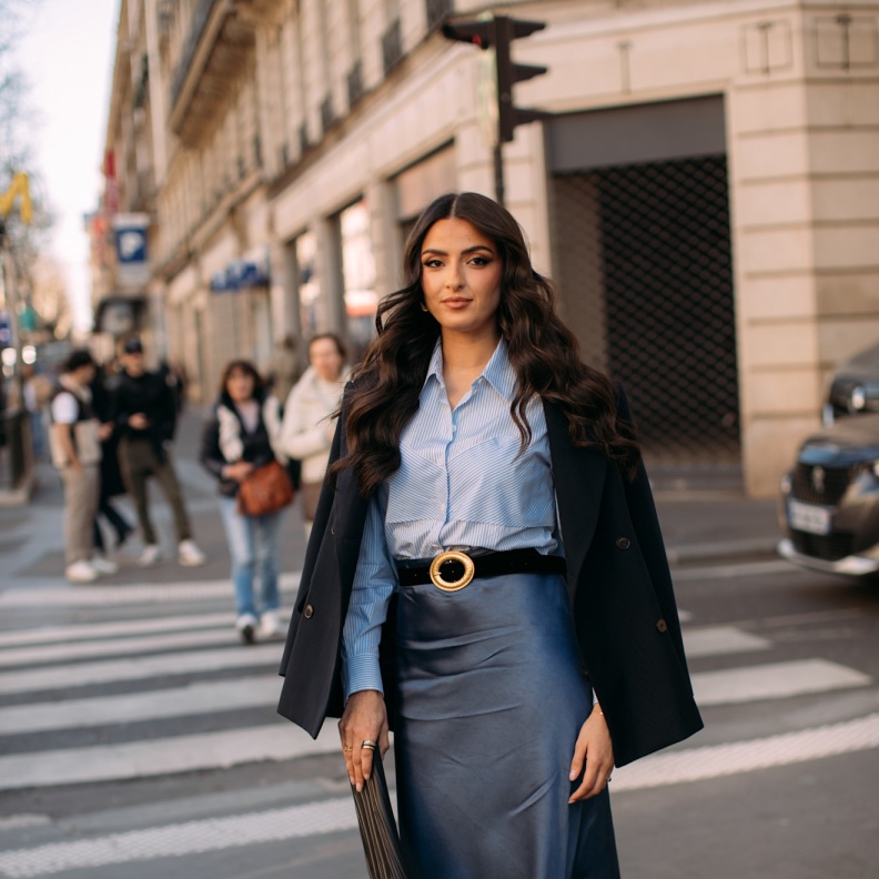 إطلالة شتوية أنيقة بحزام محدد الخصر من شوارع باريس