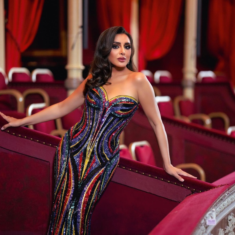 أنغام تتألق بإطلالة ملكية ومجوهرات فاخرة في موسم الرياض