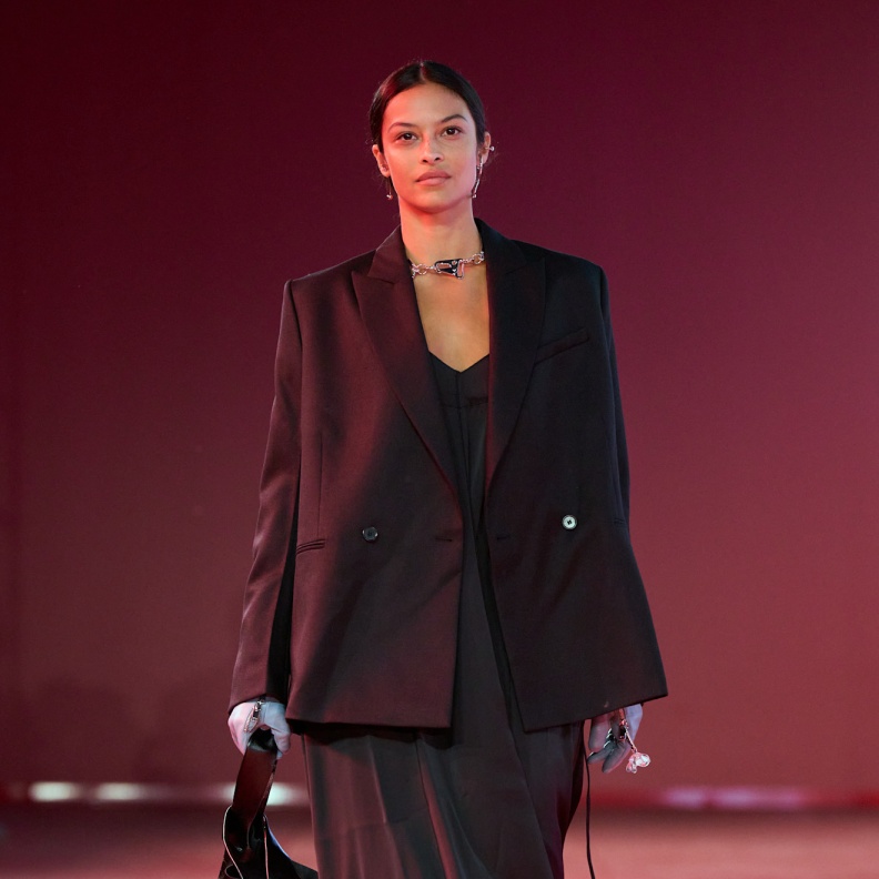 إطلالة مناسبة لصاحبات القوام الممتلئ من HeM 180