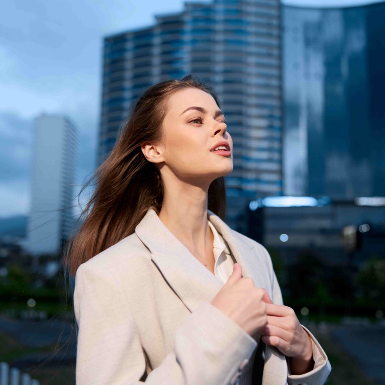 اعرفي حيل لغة الجسد التي تجعل حضورك أقوى بين الجميع