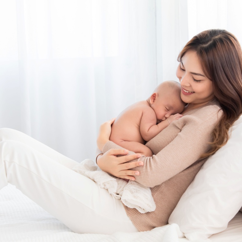 اعرفي كيف تدللين نفسك مع مسؤوليات الأمومة بعد الولادة