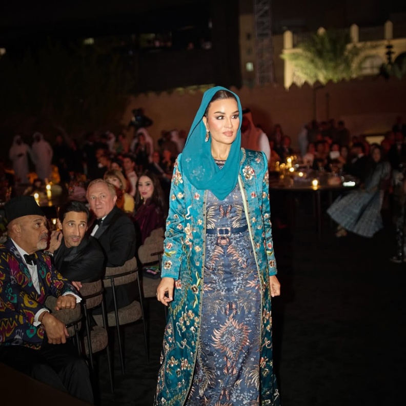 الشيخة موزة ترتدي فستانا مجسما باللون الأزرق الداكن (2)