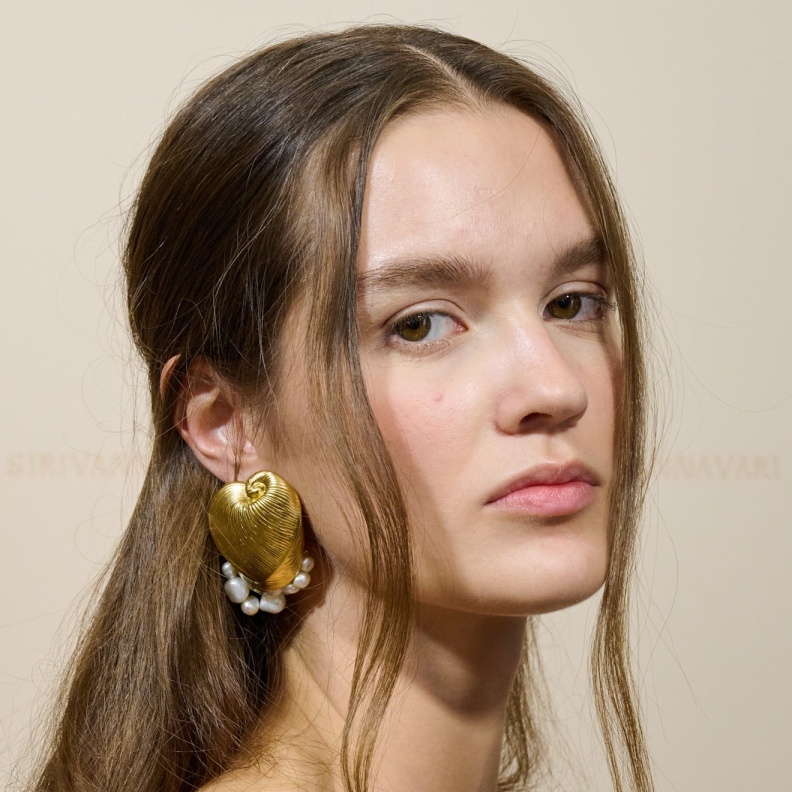 اللبن من الحلول لعلاج الشعر الدهني