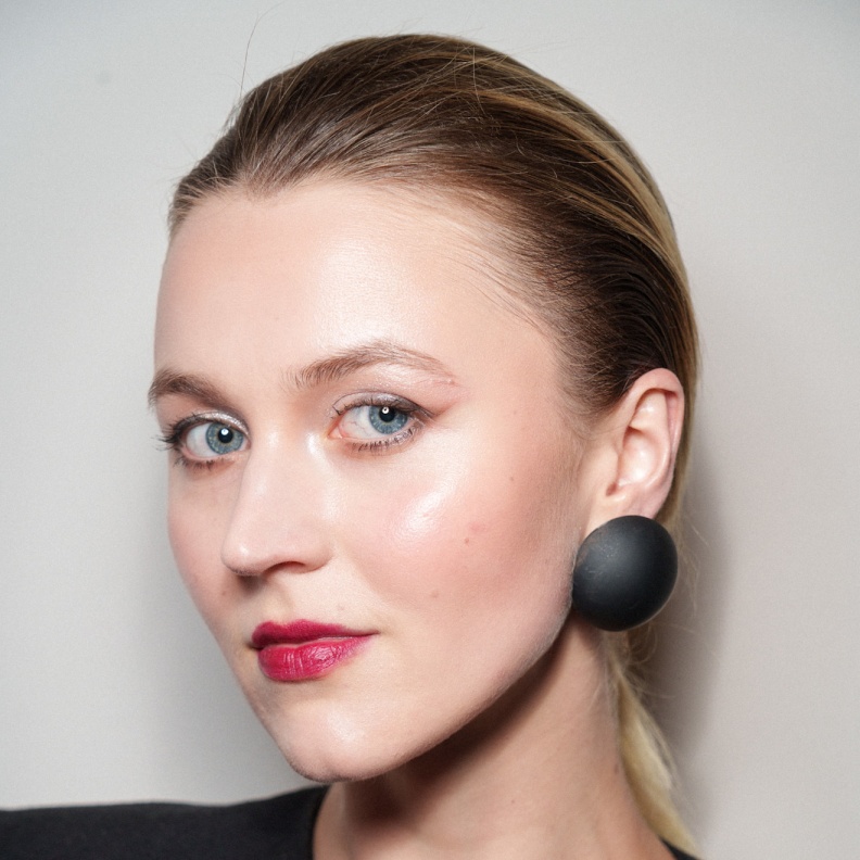 إتجاهات جمالية لن تزول بين رسمات المكياج والشفاه الحمراء