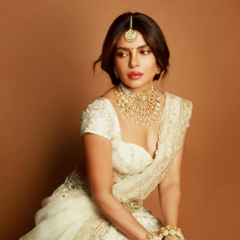 بريانكا بتنورة بتطريزات الورود باللون الكريمي والبيج