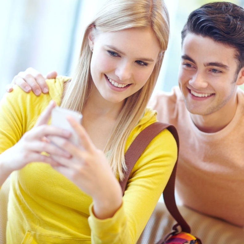 تأثير السوشيال ميديا على الحياة الزوجية خطير وقد يؤدي إلى الانفصال