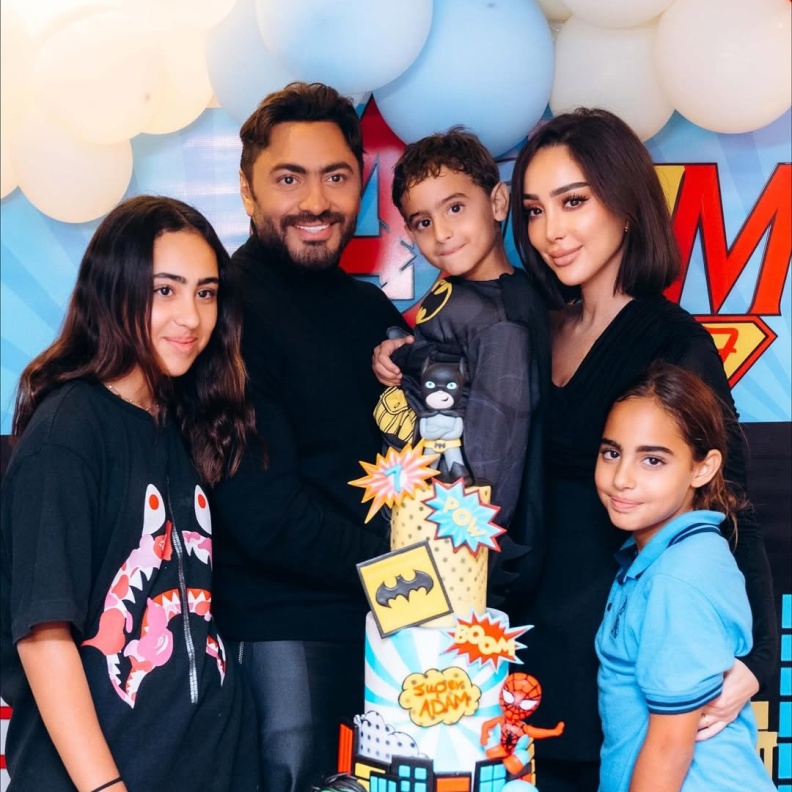 تامر حسني يتواجد مع ابنائه وبسمة بوسيل