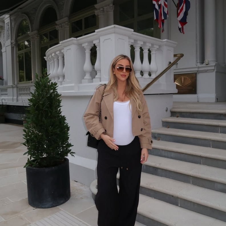 تايلور وارد بالبنطال الأسود مع توب ضيق باللون الأبيض وجاكيت 