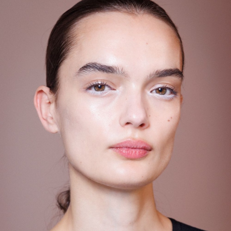 منتجات طبيعية فعالة لتنظيف البشرة دون تجريدها من الزيوت