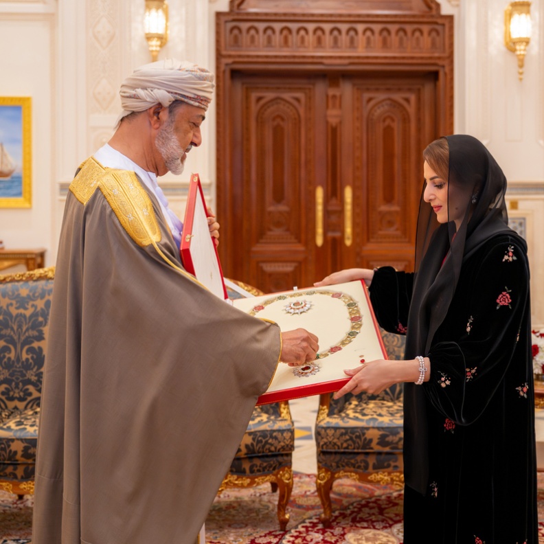جلالة السُّلطان يمنح السّيدة الجليلة وسام الشرف الأعظم