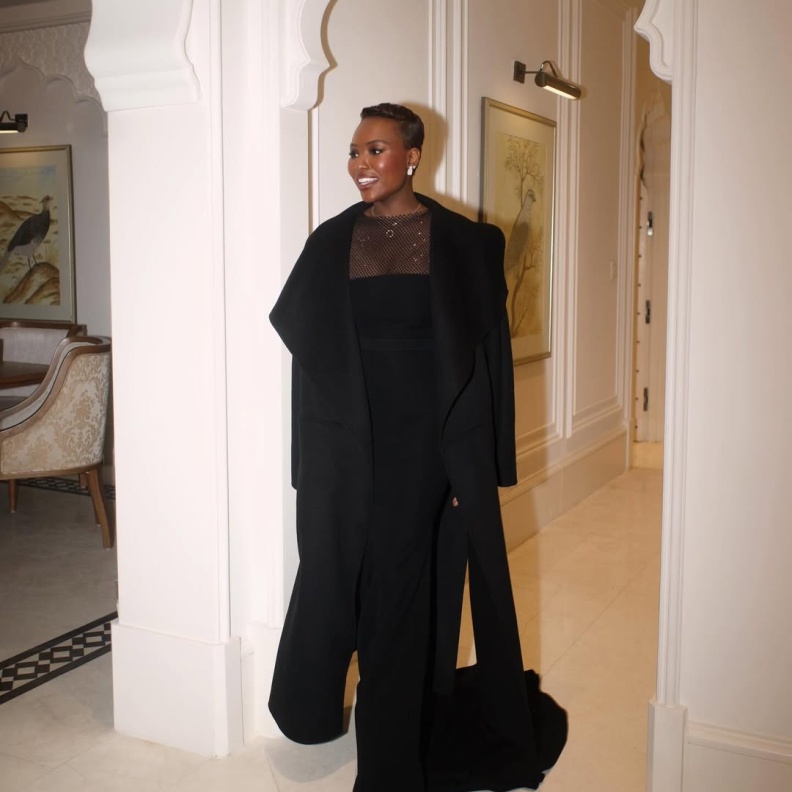 خديجة معاذ بفستان طويل أسود بقصة مجسمة