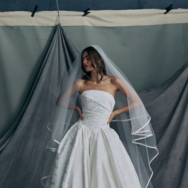 خصر الباسك في فساتين زفاف آن بارغ لخريف 2026