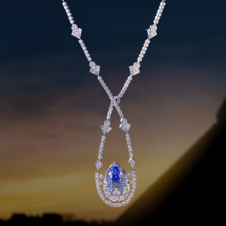 دار Mouawad تكشف مجموعة Illuminated Wonders المستوحاة من الأجرام السماوية