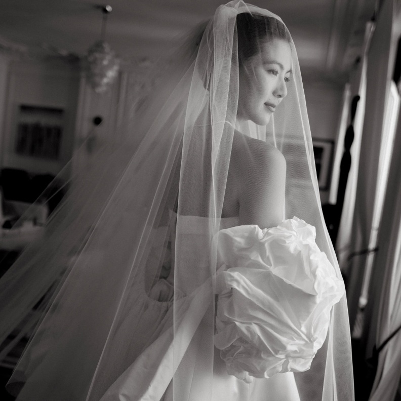 داهي جونغ بإطلالة عرائسية حالمة