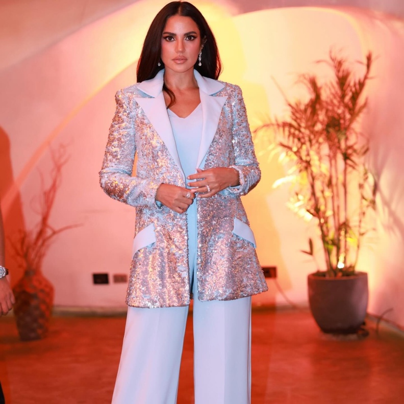  درة بموضة البدلة المرصعة باللون الأزرق السماوي