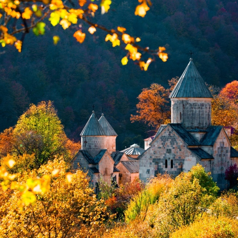دير هاجارتسين المهيب الهندسة المعمارية المذهلة وسط التلال الخضراء في ديليجان في أرمينيا