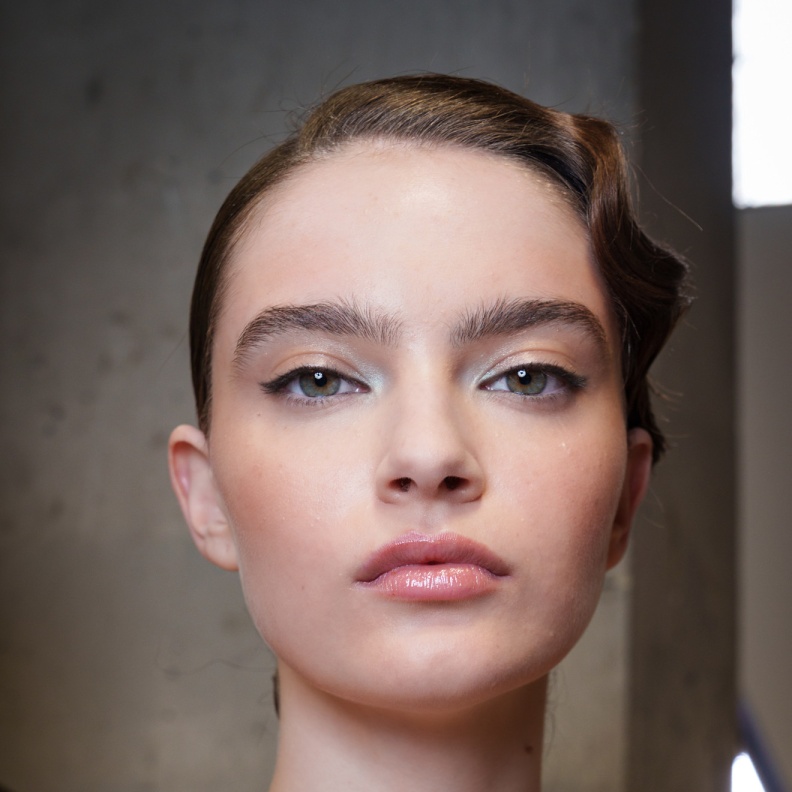 المكياج القوي والبراق يعزّز جمال عينيك هذا الموسم