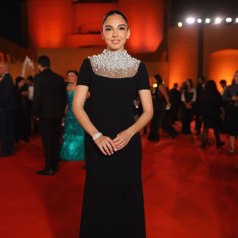 سلمى أبو ضيف بفستان سهرة أسود من توقيع نعيم خان