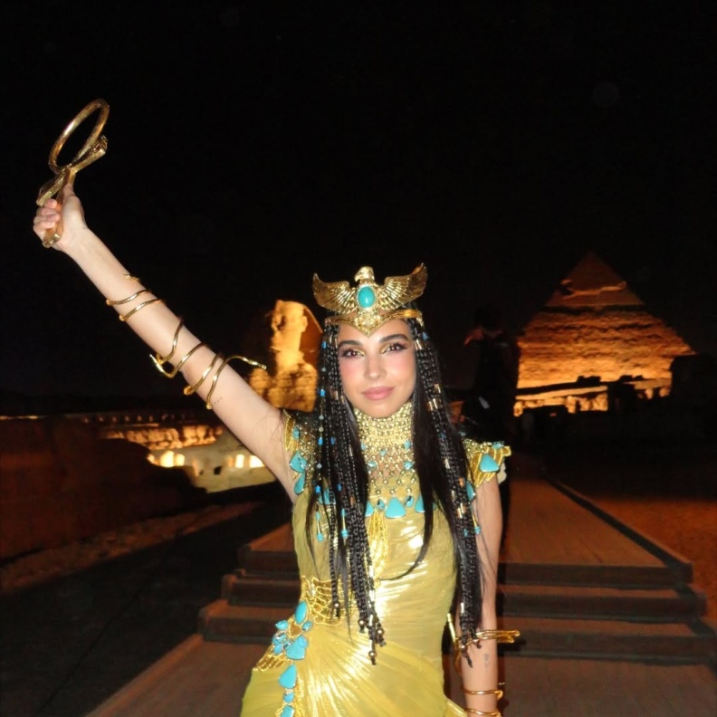 سلمى أبو ضيف بفستان ميتاليك مجسم 