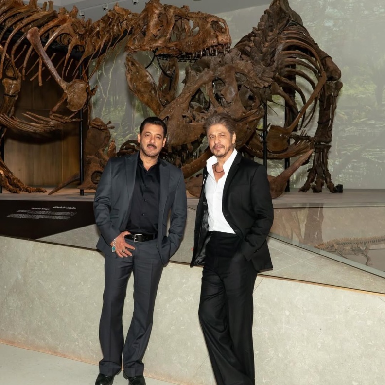 شاروخان وسلمان خان بمتحف التاريخ الطبيعي بأبوظبي