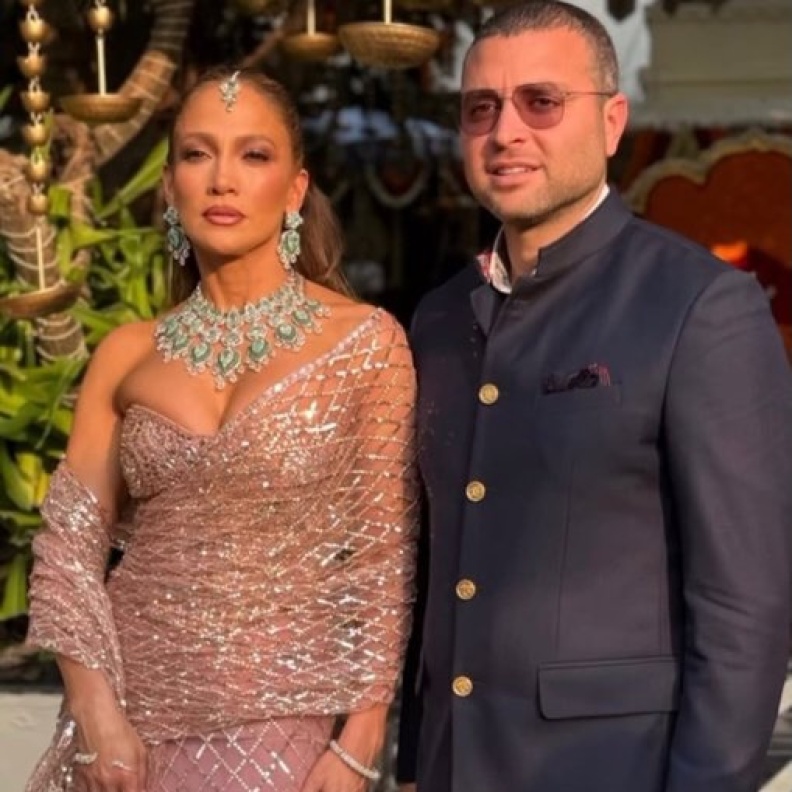 جينيفر لوبيز تُنسق الساري الهندي مع المجوهرات الفاخرة بأسلوب عالمي