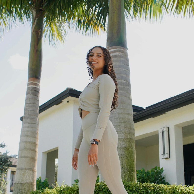  لتنشيط جسمكِ وتحسين مزاجكِ.. تمارين صباحية قصيرة